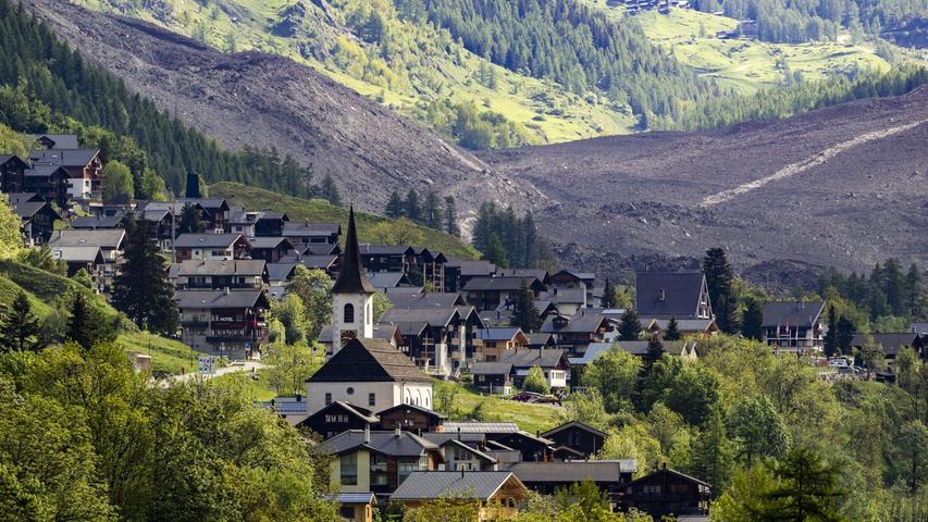 Das Dorf Kippel wurde verschont, dahinter ist die Wüste aus Eis, Schlamm und Fels zu sehen. Das Dorf Kippel wurde verschont, dahinter ist die Wüste aus Eis, Schlamm und Fels zu sehen.