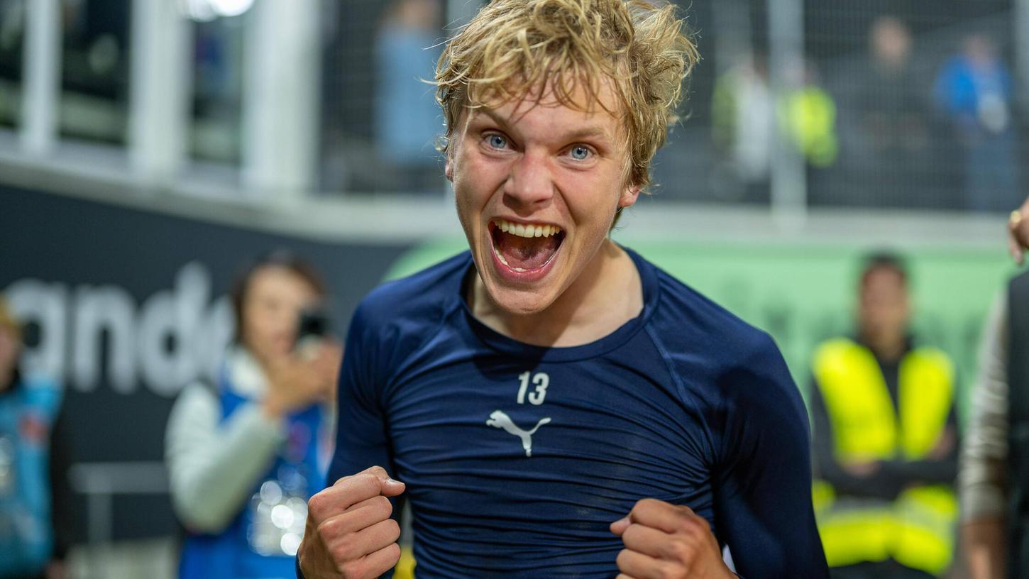 Frans Krätzig feiert nach dem Relegation-Rückspiel gegen Elversberg den Klassenerhalt mit Heidenheim. Frans Krätzig feiert nach dem Relegation-Rückspiel gegen Elversberg den Klassenerhalt mit Heidenheim.