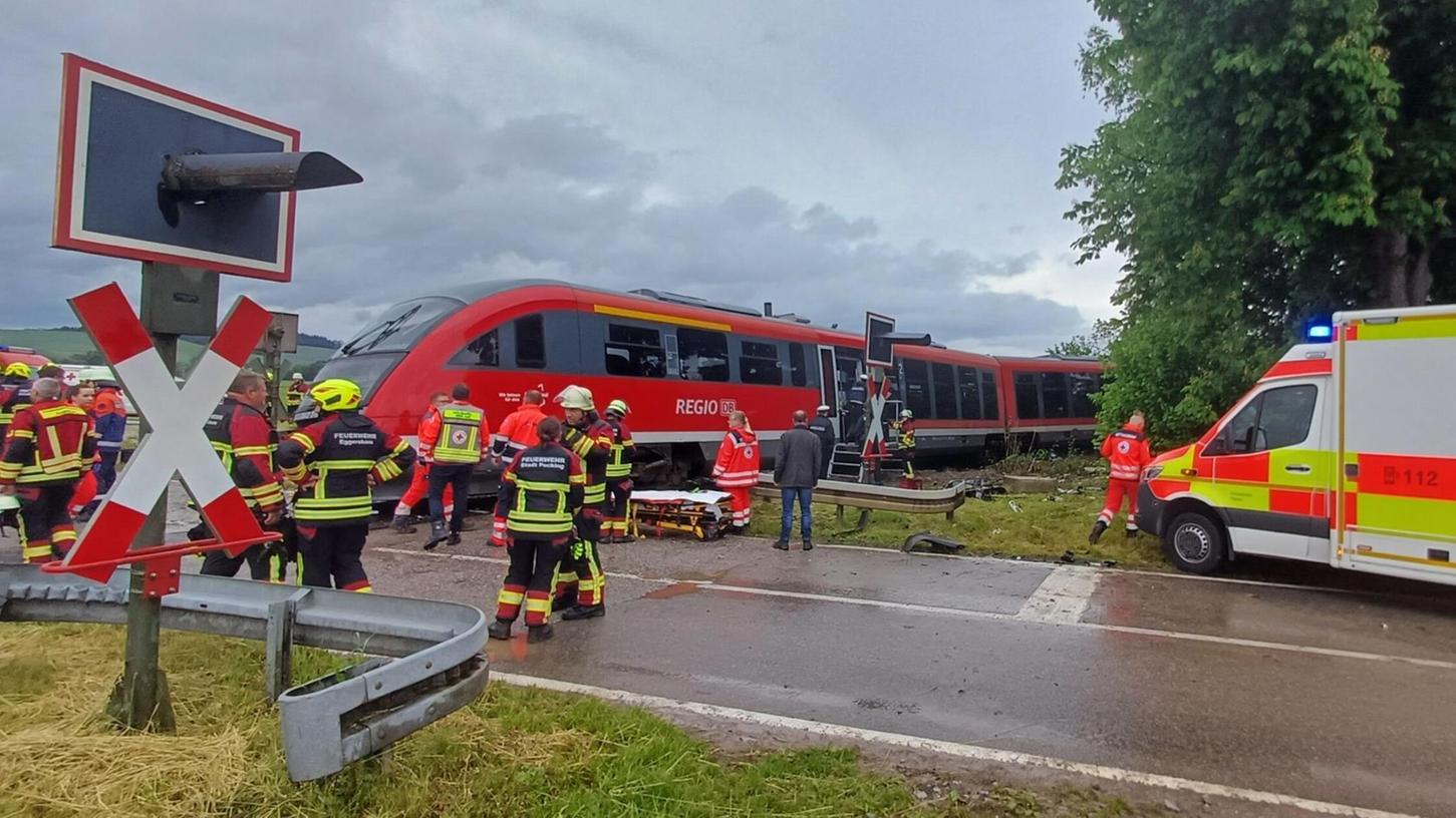 Nach dem Zusammenstoß zwischen einer Regionalbahn und einem Lastwagen hat die Bergung des Zuges begonnen. Nach dem Zusammenstoß zwischen einer Regionalbahn und einem Lastwagen hat die Bergung des Zuges begonnen.