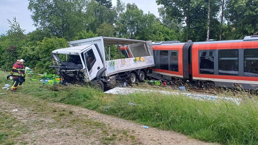 Die Bahnstrecke soll nach der Kollision noch mindestens eine Woche gesperrt sein. Die Bahnstrecke soll nach der Kollision noch mindestens eine Woche gesperrt sein.