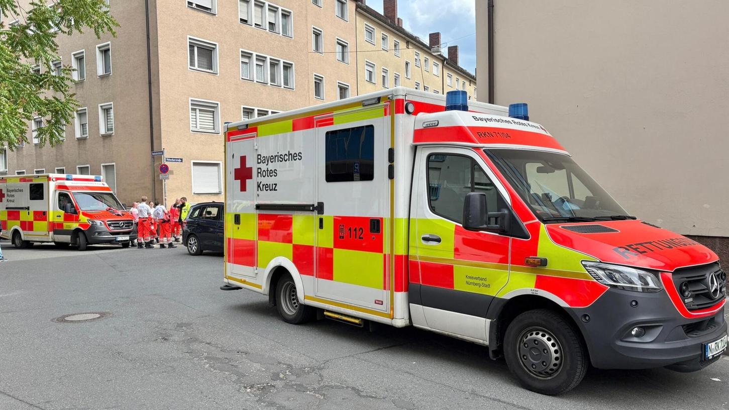 Einsatz in der Siebmacherstraße: Krankenwagen stehen vor dem Anwesen im Osten Nürnbergs. Einsatz in der Siebmacherstraße: Krankenwagen stehen vor dem Anwesen im Osten Nürnbergs.