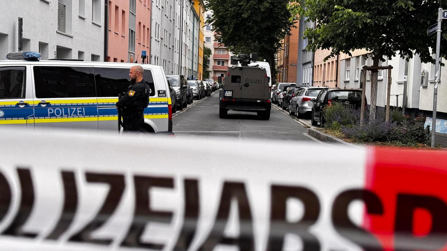 Zahlreiche Einsatzkräfte sind vor Ort, um die Lage zu sichern und eine mögliche Eskalation zu verhindern. Zahlreiche Einsatzkräfte sind vor Ort, um die Lage zu sichern und eine mögliche Eskalation zu verhindern.