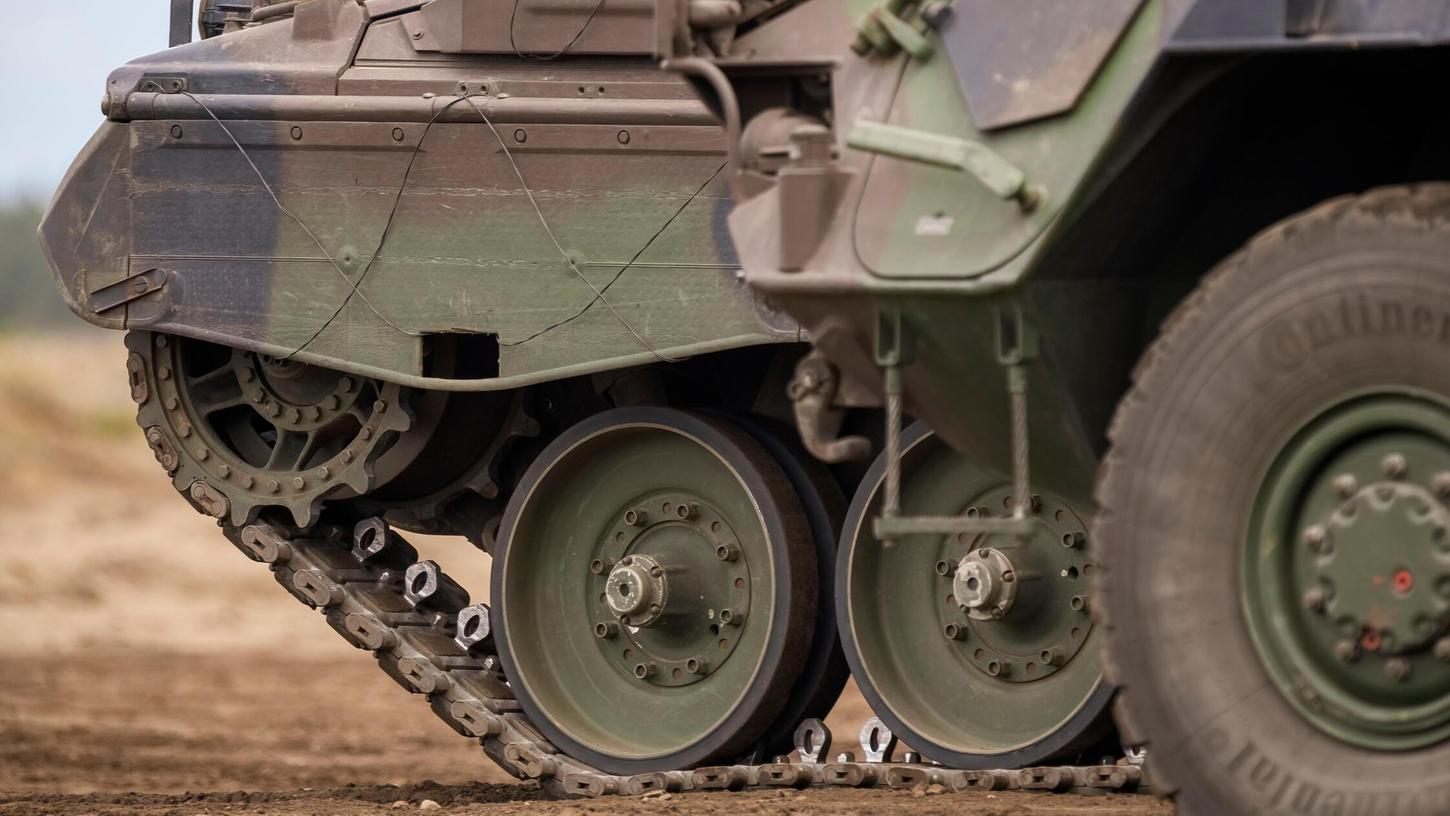 Bundeswehrfahrzeuge im litauischen Vilnus (Symbolfoto): Schötz will keine "Panzerhallen und Drohnenfrabriken". Bundeswehrfahrzeuge im litauischen Vilnus (Symbolfoto): Schötz will keine "Panzerhallen und Drohnenfrabriken".