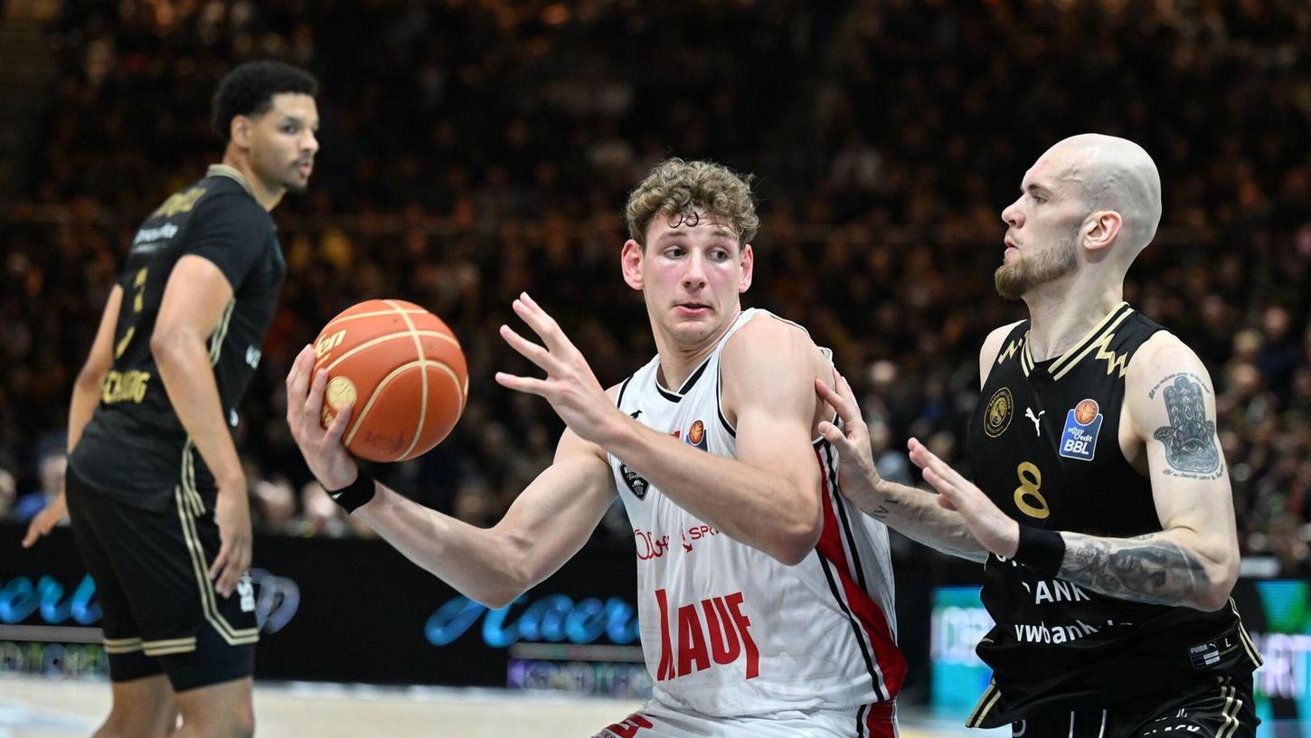 Entscheidender Mann auf Würzburger Seite: Hannes Steinbach (am Ball). Entscheidender Mann auf Würzburger Seite: Hannes Steinbach (am Ball).