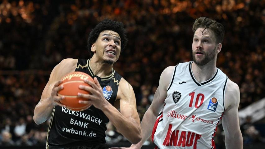 Braunschweigs bester Werfer Sananda Fru (l) im Duell mit Würzburgs Fabian Bleck. Braunschweigs bester Werfer Sananda Fru (l) im Duell mit Würzburgs Fabian Bleck.