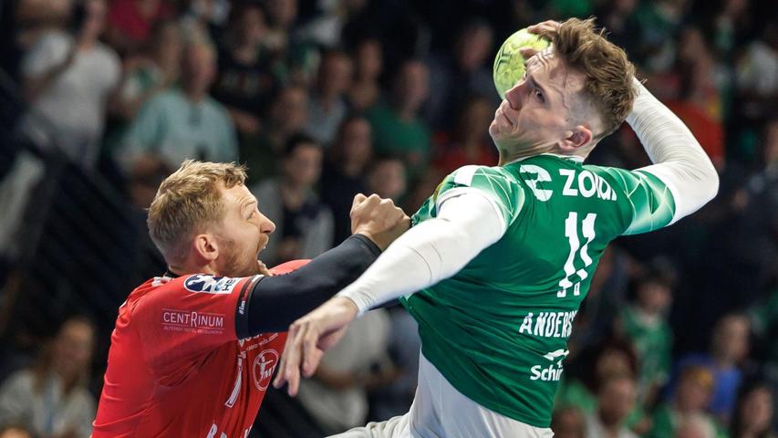 Lasse Andersson wird beim Wurf hart attackiert Lasse Andersson wird beim Wurf hart attackiert