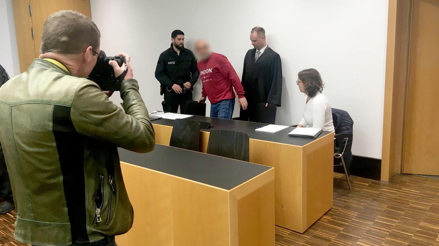 Weil er einen Priester mit Nacktfotos des Geistlichen erpresst hatte, ist der Angeklagte (Mitte) zu einer Haftstrafe auf Bewährung verurteilt worden. Weil er einen Priester mit Nacktfotos des Geistlichen erpresst hatte, ist der Angeklagte (Mitte) zu einer Haftstrafe auf Bewährung verurteilt worden.