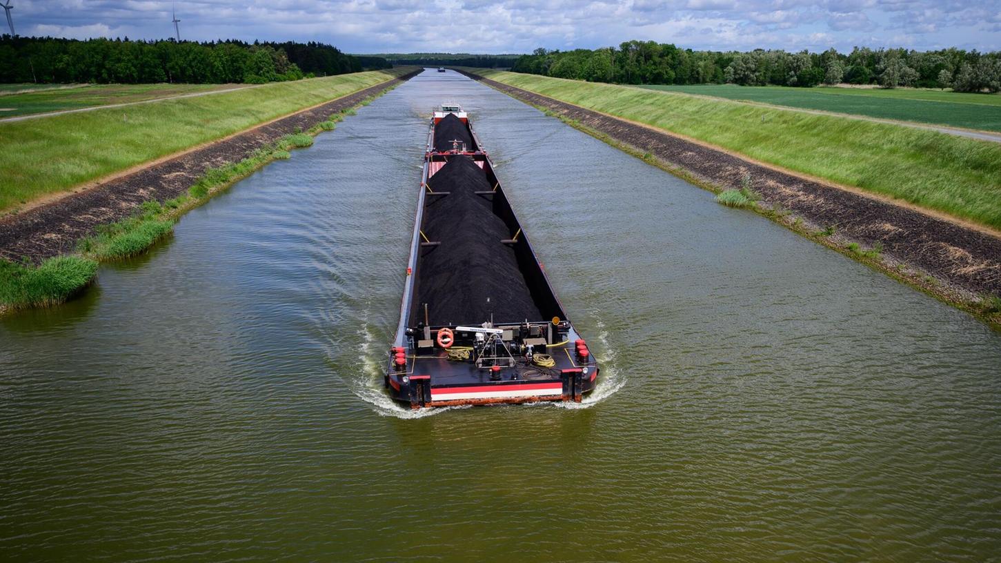 Mit 2.500 Tonnen Kohle an Bord fährt die „Niedersachsen 2“ ferngesteuert durch den Elbe-Seitenkanal. Der Kapitän sitzt 400 Kilometer entfernt. Mit 2.500 Tonnen Kohle an Bord fährt die „Niedersachsen 2“ ferngesteuert durch den Elbe-Seitenkanal. Der Kapitän sitzt 400 Kilometer entfernt.