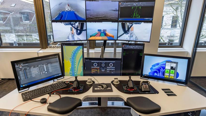 Radar, Funk, Steuerknüppel - aber alles in einem Büro mitten in Duisburg. Von hier aus werden Schiffe ferngesteuert. Radar, Funk, Steuerknüppel - aber alles in einem Büro mitten in Duisburg. Von hier aus werden Schiffe ferngesteuert.