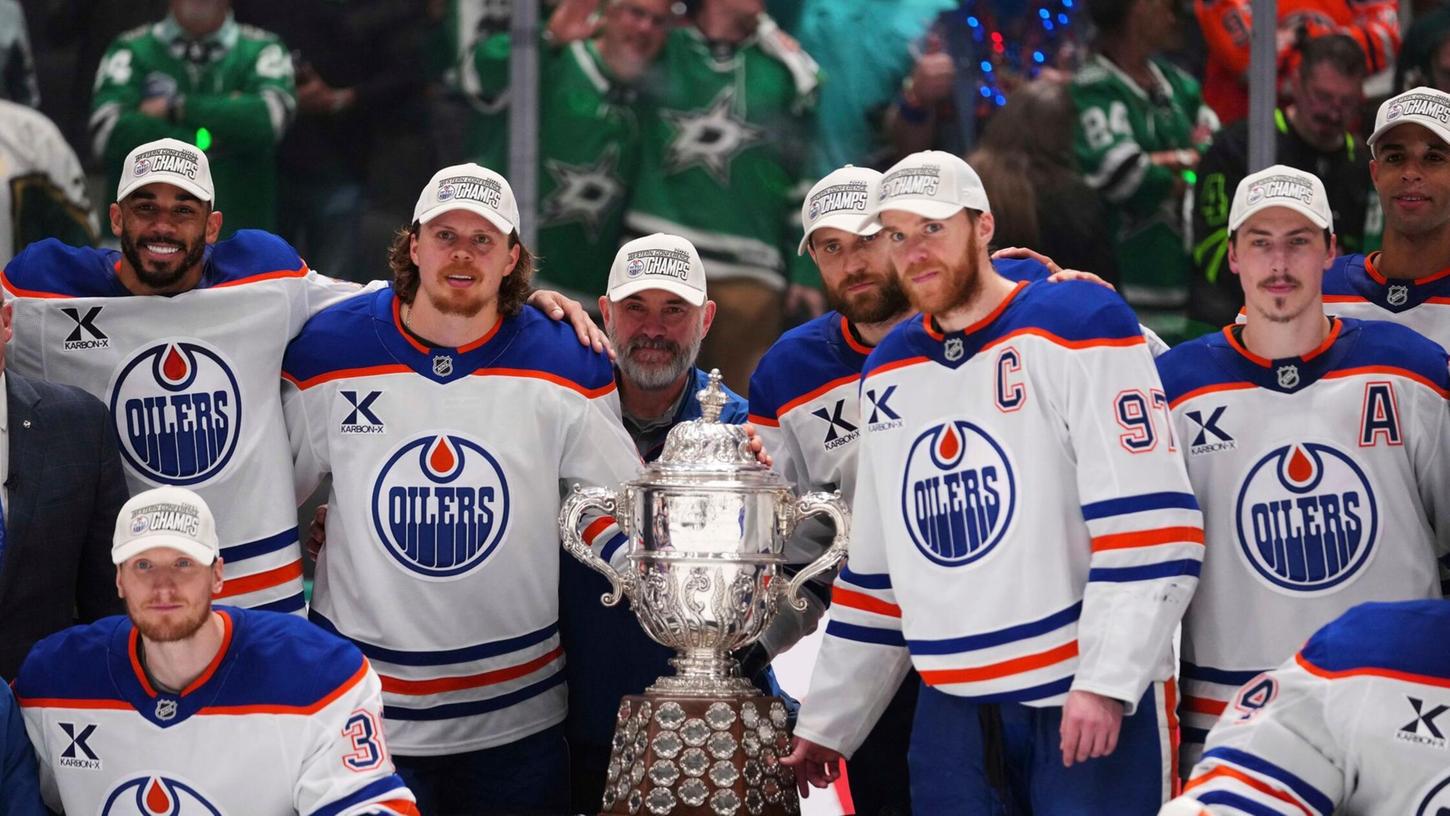 Leon Draisaitl posiert hinter Kapitän Connor McDavid mit dem Pokal für den Sieger der Western Conference. Leon Draisaitl posiert hinter Kapitän Connor McDavid mit dem Pokal für den Sieger der Western Conference.