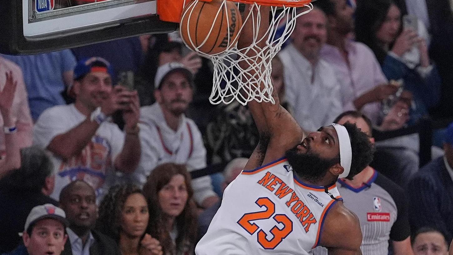 New Yorks Center Mitchell Robinson bewies seine Stärke als Abräumer unter den Körben. New Yorks Center Mitchell Robinson bewies seine Stärke als Abräumer unter den Körben.