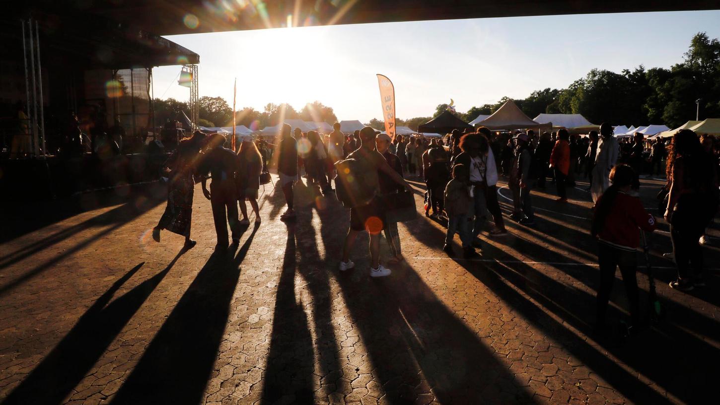 Das Afrika-Festival in Nürnberg findet typischerweise unter der Theodor-Heuss-Brücke (Foto: Afrika-Festival 2024) Das Afrika-Festival in Nürnberg findet typischerweise unter der Theodor-Heuss-Brücke (Foto: Afrika-Festival 2024)