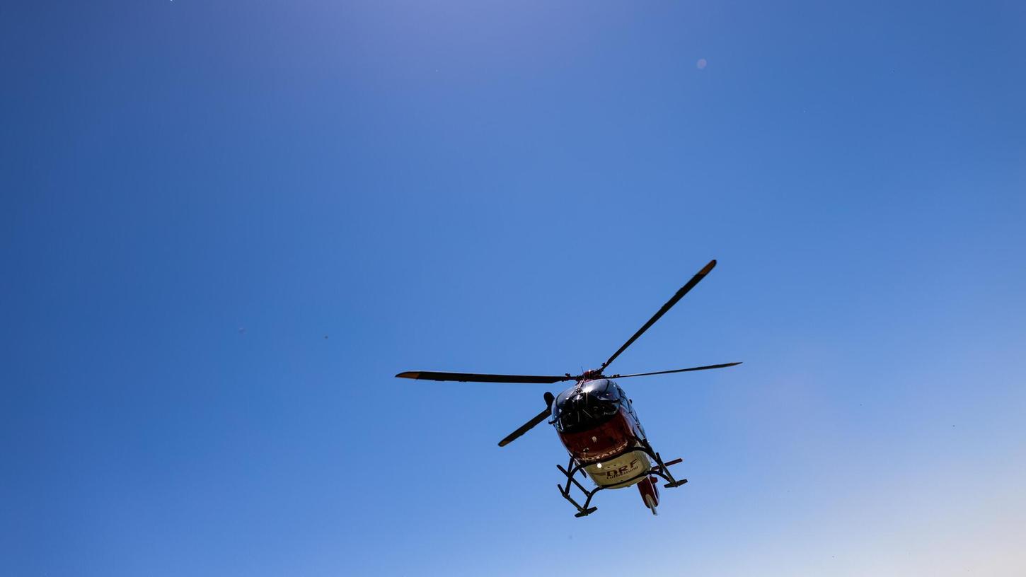 Ein Rettungshubschrauber setzt zur Landung an. (Symbolbild) Ein Rettungshubschrauber setzt zur Landung an. (Symbolbild)