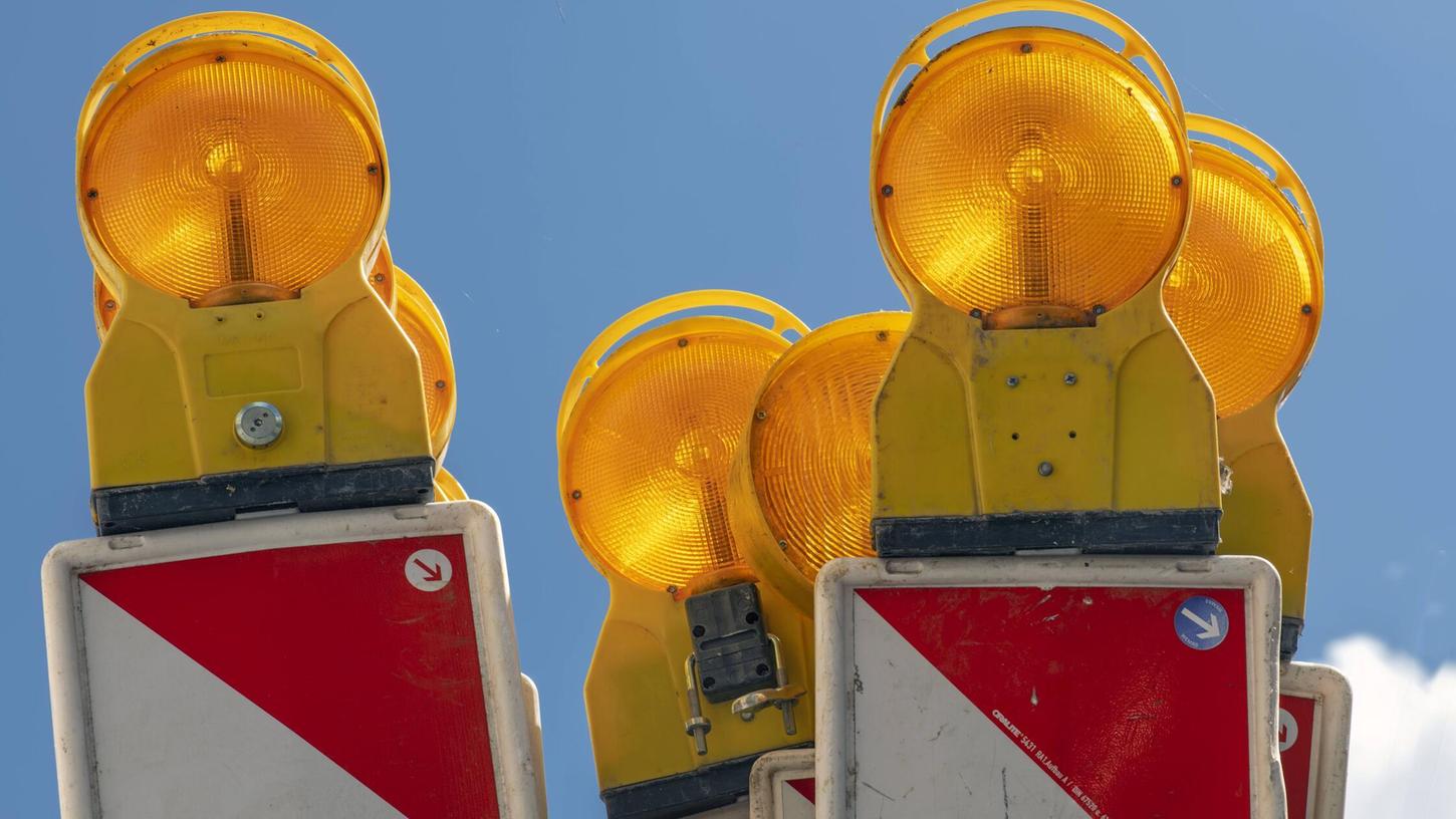 Vier Warnbaken an der Baustelle auf der B470 bei Auerbach wurden „Opfer“ des Unfalls. (Symbolfoto) Vier Warnbaken an der Baustelle auf der B470 bei Auerbach wurden „Opfer“ des Unfalls. (Symbolfoto)