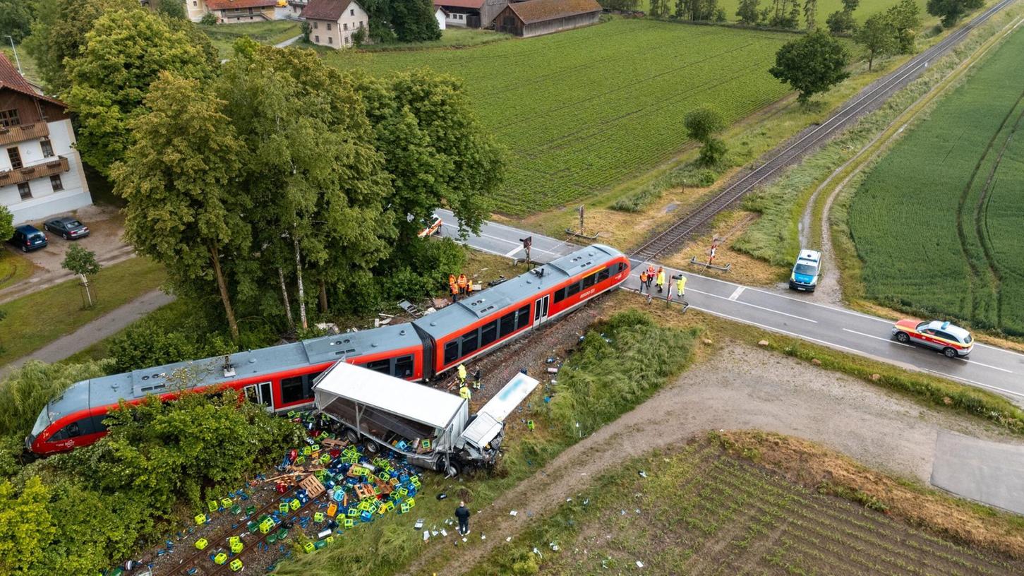 Nach dem Unfall bleibt die Strecke zunächst gesperrt. Nach dem Unfall bleibt die Strecke zunächst gesperrt.