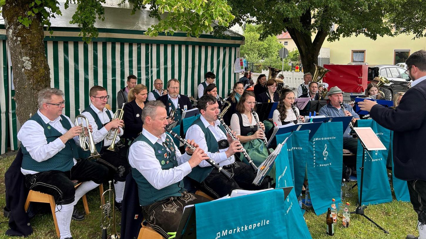 Die Marktkapelle spielte klassische und moderne Musik. Die Marktkapelle spielte klassische und moderne Musik.