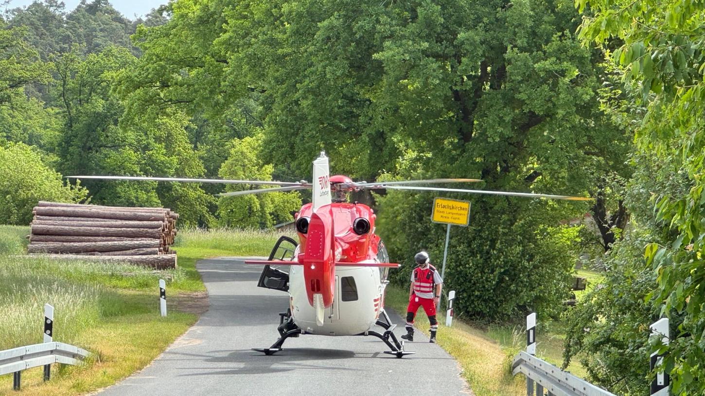 Bei einem schweren Verkehrsunfall zwischen Erlachskirchen und Langenzenn (Kreis Fürth) wurde am Freitagvormittag ein Motorradfahrer lebensgefährlich verletzt. Ein Rettungshubschrauber brachte ihn ins Krankenhaus. Bei einem schweren Verkehrsunfall zwischen Erlachskirchen und Langenzenn (Kreis Fürth) wurde am Freitagvormittag ein Motorradfahrer lebensgefährlich verletzt. Ein Rettungshubschrauber brachte ihn ins Krankenhaus.