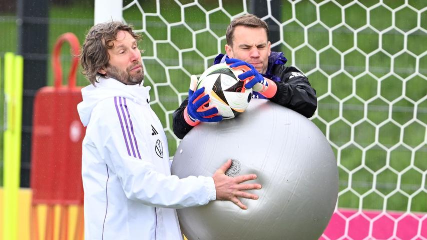 Vor der EM 2024 übte Wessels im Trainingslager mit der damaligen Nummer eins, Manuel Neuer (r.) Vor der EM 2024 übte Wessels im Trainingslager mit der damaligen Nummer eins, Manuel Neuer (r.)