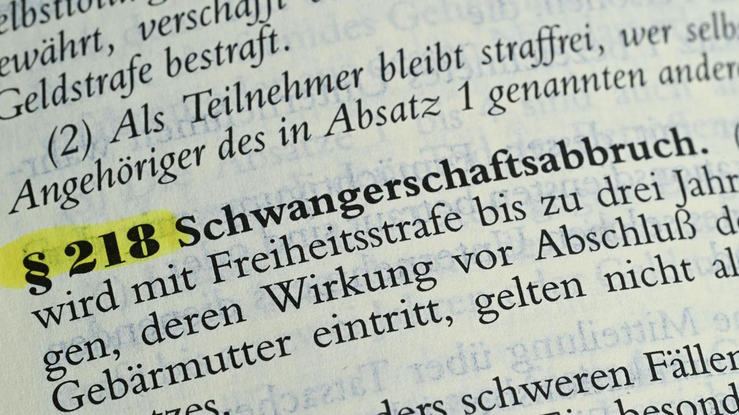 Schwangerschaftsabbrüche in den ersten zwölf Wochen sollten nach dem Willen der Ärzte außerhalb des Strafgesetzbuchs geregelt werden, die Beratungspflicht für ungewollt Schwangere soll aber bleiben. Schwangerschaftsabbrüche in den ersten zwölf Wochen sollten nach dem Willen der Ärzte außerhalb des Strafgesetzbuchs geregelt werden, die Beratungspflicht für ungewollt Schwangere soll aber bleiben.