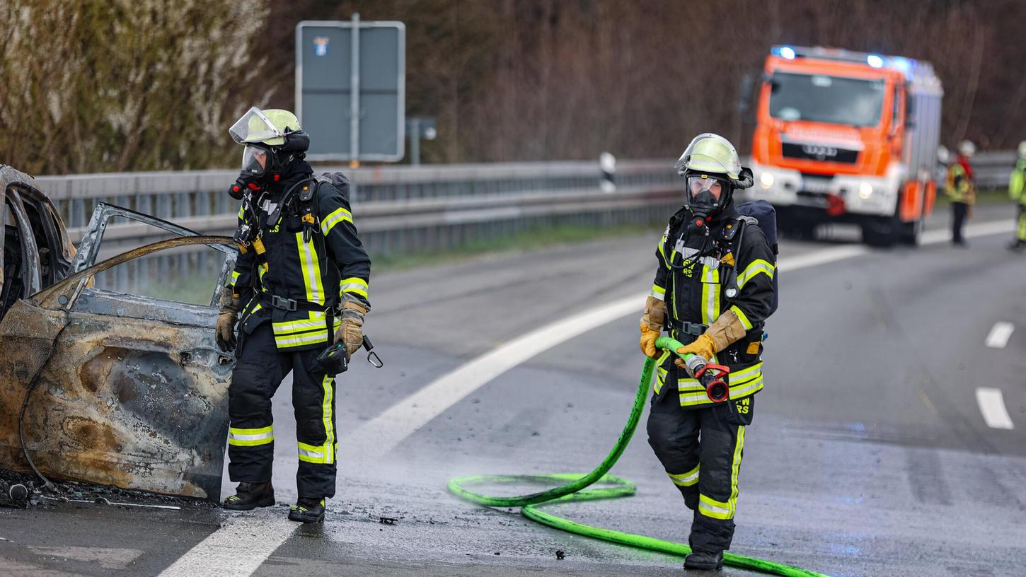 In Nürnberg ist ein Wagen nach einem Unfall komplett ausgebrannt. (Symbolbild) In Nürnberg ist ein Wagen nach einem Unfall komplett ausgebrannt. (Symbolbild)