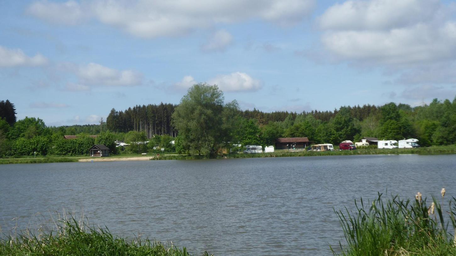 Am Dennenloher See sollen mehrere Männer rechte Parolen und Lieder gerufen und gesungen haben. Am Dennenloher See sollen mehrere Männer rechte Parolen und Lieder gerufen und gesungen haben.