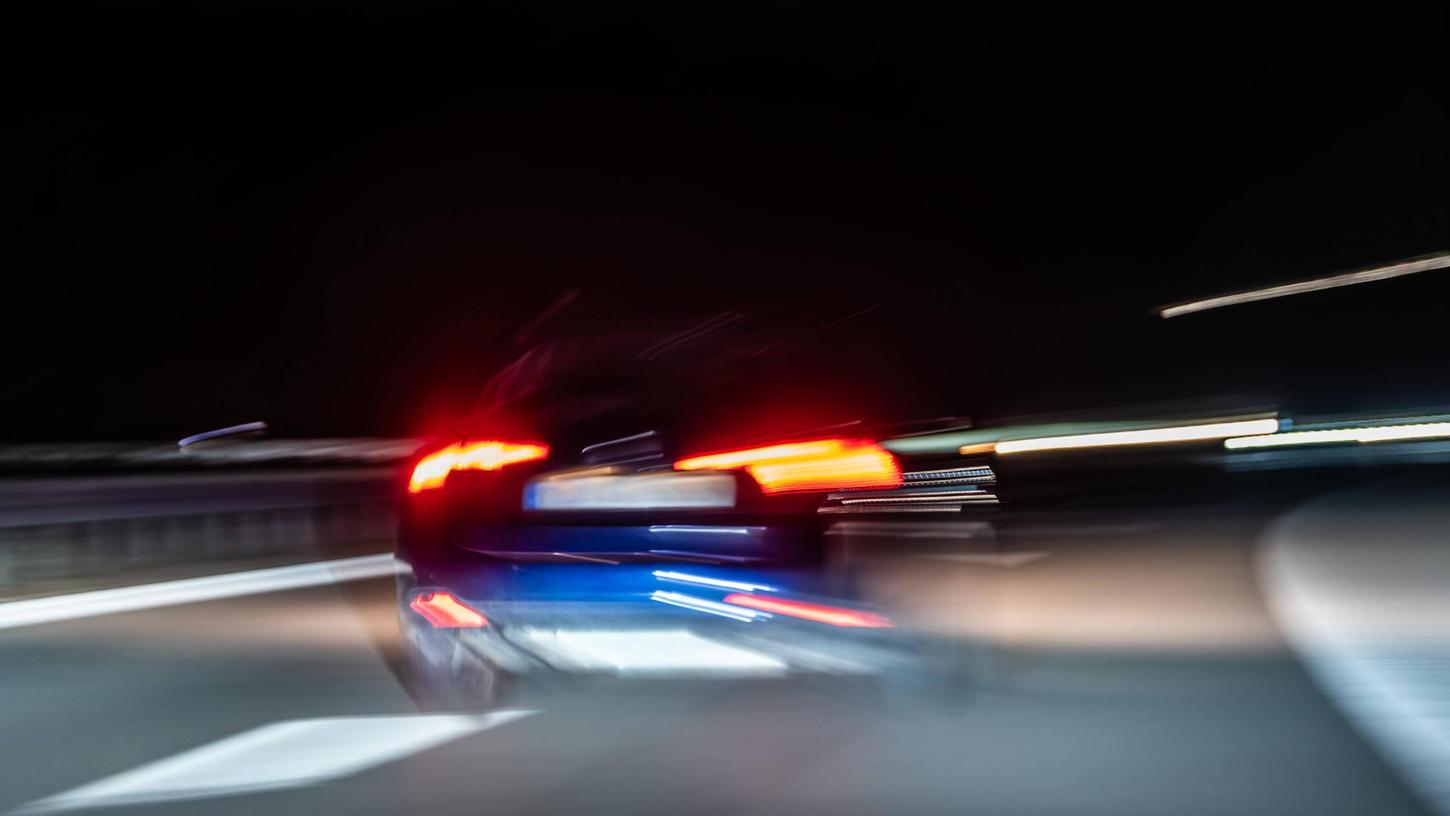 In Franken sind Jugendliche bei Tempo 140 in einem Auto vor der Polizei geflüchtet. (Symbolbild) In Franken sind Jugendliche bei Tempo 140 in einem Auto vor der Polizei geflüchtet. (Symbolbild)