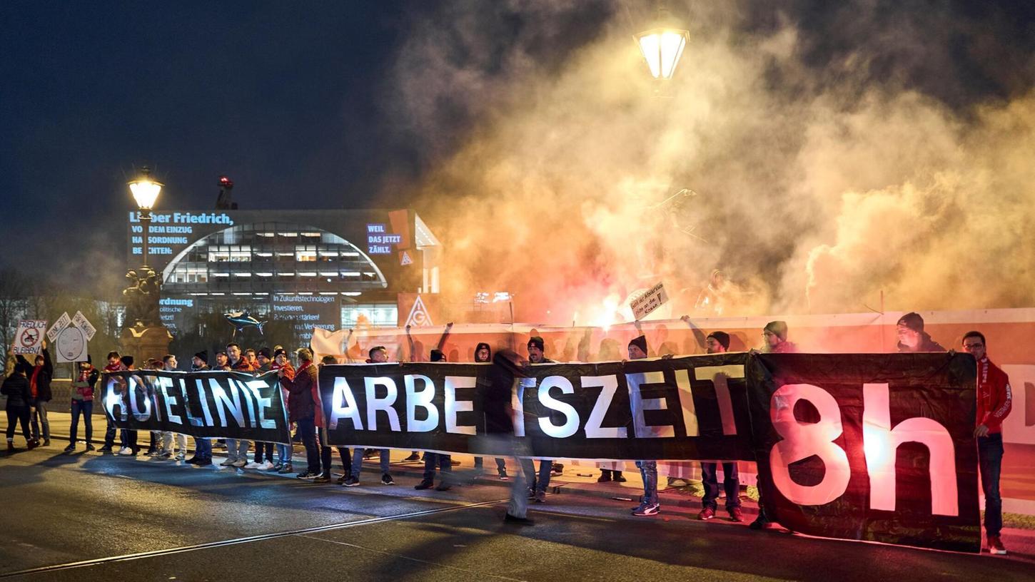 Die Gewerkschaften lehnen die Abkehr vom Acht-Stunden-Tag ab - eine Studie fasst die Gegenargumente zusammen. (Archivbild) Die Gewerkschaften lehnen die Abkehr vom Acht-Stunden-Tag ab - eine Studie fasst die Gegenargumente zusammen. (Archivbild)