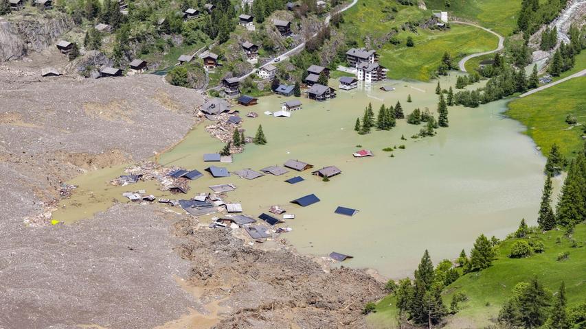 Das Wasser hat sich wegen des Schuttberges zu einem See gestaut. Das Wasser hat sich wegen des Schuttberges zu einem See gestaut.