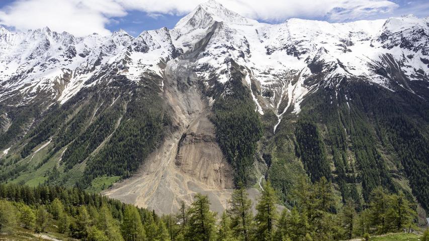 Blick auf den Birchgletscher, einen Tag nachdem eine massive Lawine ins Tal abgegangen ist. Blick auf den Birchgletscher, einen Tag nachdem eine massive Lawine ins Tal abgegangen ist.