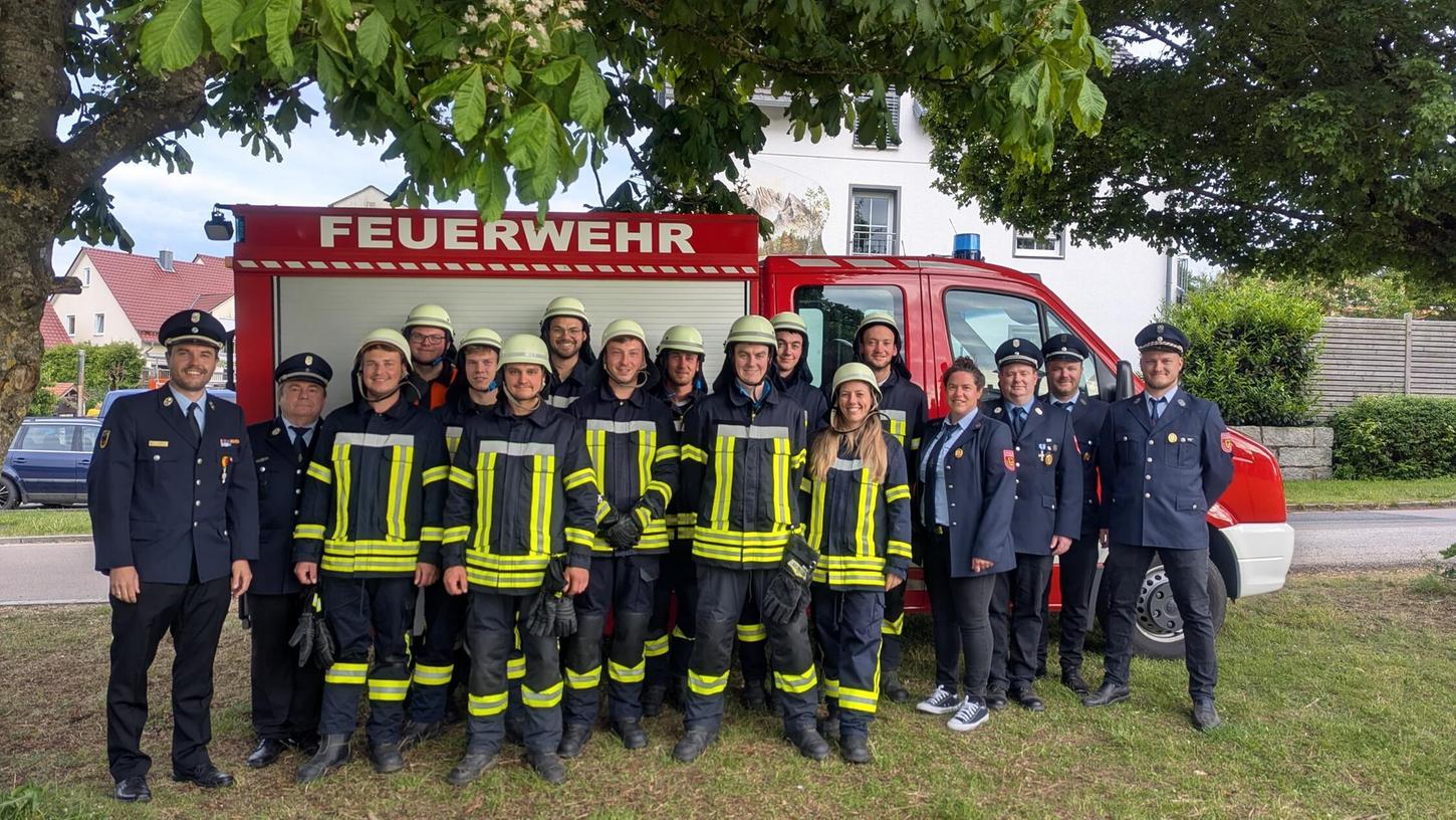 Die erfolgreichen Prüflinge mit Prüfern, Kommandant Matthias Lautenbacher (2.v.r.) und dem zweiten Vorsitzenden Maximilian Kaiser (1.v.l.) Die erfolgreichen Prüflinge mit Prüfern, Kommandant Matthias Lautenbacher (2.v.r.) und dem zweiten Vorsitzenden Maximilian Kaiser (1.v.l.)