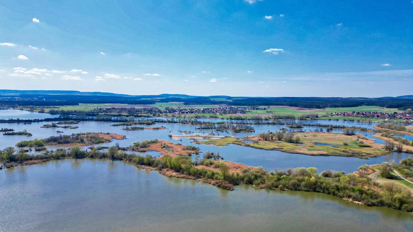 Die Vogelinsel am Altmühlsee ist Brut- und Rastplatz von alljährlich mindestens 210 verschiedenen Vogelarten - und ein beliebter Ausflugsort. Die Vogelinsel am Altmühlsee ist Brut- und Rastplatz von alljährlich mindestens 210 verschiedenen Vogelarten - und ein beliebter Ausflugsort.