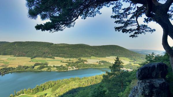 Der Happurger Stausee ist ein relativ kleines Gewässer mit Freizeitmöglichkeiten auf und neben dem Wasser, auch wenn er offiziell kein Badesee ist. Den See umgibt ein vier Kilometer langer Weg, den Sie zu Fuß oder per Rad umrunden können. Dabei können Sie immer wieder neue Blicke auf den See erhaschen. Aber auch für Wassersportler ist das Gewässer attraktiv. Surfer, Stand-Up-Paddler und Segler kommen hier voll auf ihre Kosten. Am westlichen Ufer befindet sich ein Restaurant mit Außenbereich. Der Badestrand mit Kinderspielplatz liegt direkt nebenan. Den See finden Sie direkt neben Happburg im Landkreis Nürnberger Land, er ist über die B14 in gut 45 Minuten von Nürnberg aus zu erreichen.