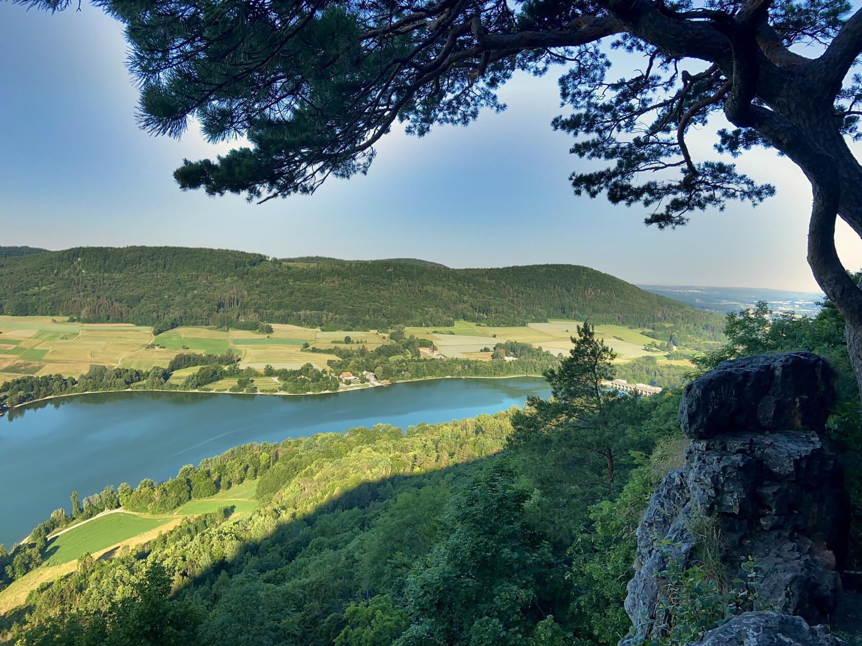 Der <b>Happurger Stausee</b> ist ein relativ kleines Gewässer mit Freizeitmöglichkeiten auf und neben dem Wasser, auch wenn er offiziell kein Badesee ist. Den See umgibt ein vier Kilometer langer Weg, den Sie zu Fuß oder per Rad umrunden können. Dabei können Sie immer wieder neue Blicke auf den See erhaschen. Aber auch für Wassersportler ist das Gewässer attraktiv. Surfer, Stand-Up-Paddler und Segler kommen hier voll auf ihre Kosten. Am westlichen Ufer befindet sich ein Restaurant mit Außenbereich. Der Badestrand mit Kinderspielplatz liegt direkt nebenan. 
Den See finden Sie direkt neben Happburg im Landkreis Nürnberger Land, er ist über die B14 in gut 45 Minuten von Nürnberg aus zu erreichen.