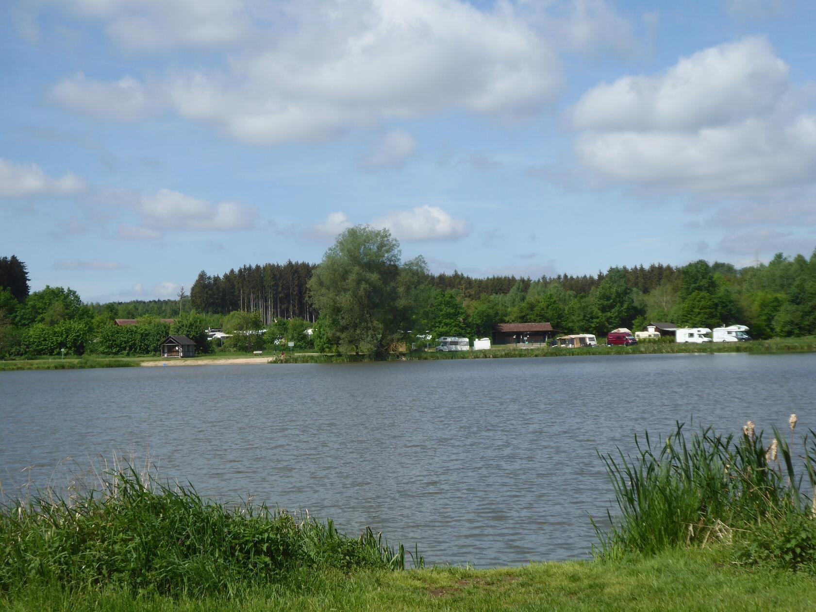 Der kleinste See im Fränkischen Seenland ist der <b>Dennenloher See</b>. Er ist eingebettet in ein großes Waldgebiet. Umgeben ist er von Liegewiesen, auf denen die Badegäste sich ausruhen können. Ein Kiosk, Bootsverleih, und ein Kinderspielplatz samt Tretbecken für Kneipp-Behandlungen sind ebenso vorhanden. Neben dem See verläuft der Limesweg, auf dem Sie mehr zur römischen Geschichte Frankens erfahren können.
Das kleine Gewässer liegt im Landkreis Ansbach. Die Adresse ist: Dennenloher See 1 in Unterschwaningen