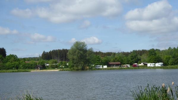 Der kleinste See im Fränkischen Seenland ist der <b>Dennenloher See</b>. Er ist eingebettet in ein großes Waldgebiet. Umgeben ist er von Liegewiesen, auf denen die Badegäste sich ausruhen können. Ein Kiosk, Bootsverleih, und ein Kinderspielplatz samt Tretbecken für Kneipp-Behandlungen sind ebenso vorhanden. Neben dem See verläuft der Limesweg, auf dem Sie mehr zur römischen Geschichte Frankens erfahren können.
Das kleine Gewässer liegt im Landkreis Ansbach. Die Adresse ist: Dennenloher See 1 in Unterschwaningen
