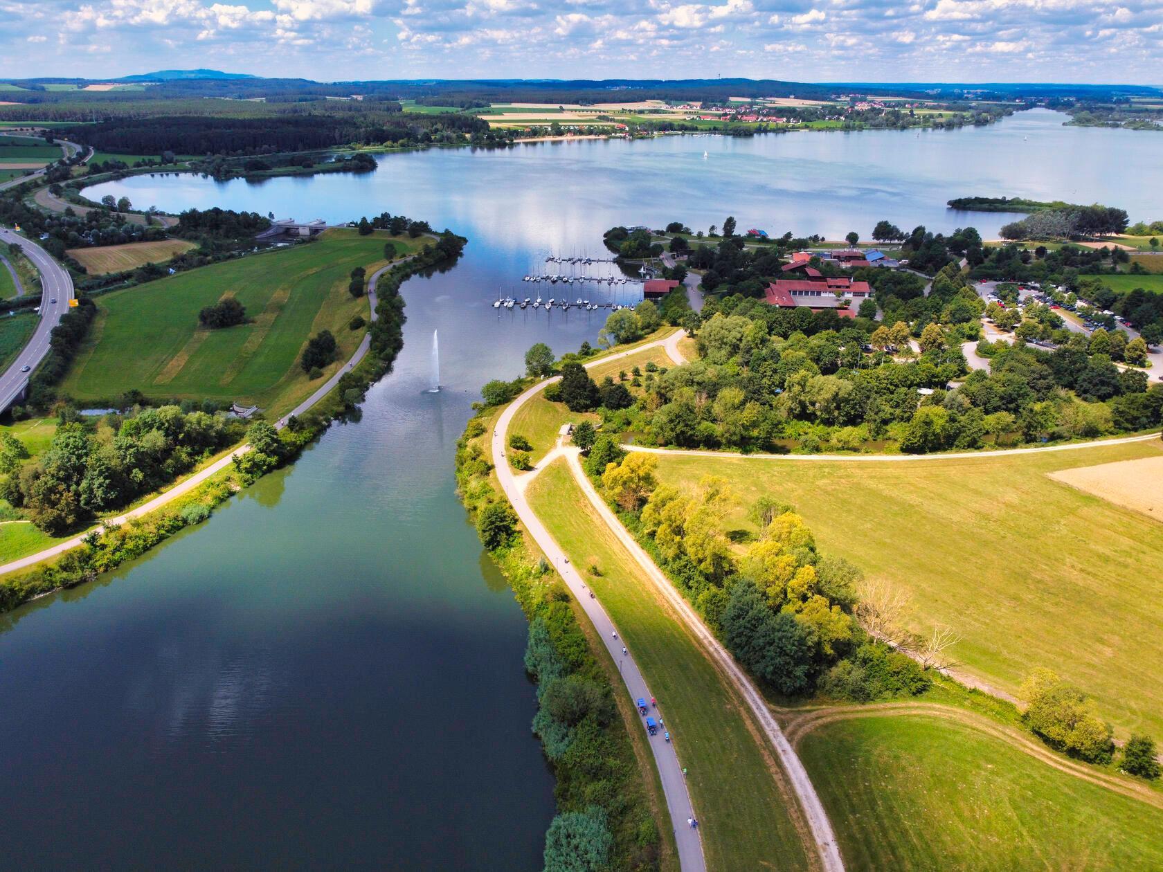 Der <b>Altmühlsee</b> gehört zu den schönsten Seen in Bayern. Neben Sonnenbaden und Schwimmen bietet er viele Möglichkeiten, etwas zu unternehmen. Ein 13 Kilometer langer Rad- und Wanderweg fasst den See ein. So können Sie das Gewässer und seine Umgebung in allen Facetten erkunden und sich den schönsten Strand aussuchen. Auch Wassersportfans kommen hier auf ihre Kosten. Surfer und Kiter finden am Altmühlsee ideale Bedingungen vor. Das Ausflugsschiff "MS Altmühlsee" verbindet die Freizeitzentren während der Sommersaison miteinander. 
Der Altmühlsee liegt nördlich von Gunzenhausen an der B466 bzw. der B13. Mit dem Auto sind Sie in gut einer Stunde von Nürnberg aus da.
