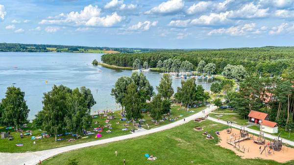 Der <b>Rothsee</b> - ein Ort, um die Seele baumeln zu lassen, ganz in der Nähe von Nürnberg. Wer sich nur ausruhen möchte, findet bestimmt ein sonniges oder auch schattiges Plätzchen auf der großen Liegewiese. Aber auch für sportlichere Aktivitäten ist hier gesorgt, falls Sie Lust auf Volleyball, Tretbootfahren und Minigolf haben.
Für das besondere Urlaubsfeeling sorgt hier der Sandstrand an manchen Stellen des Sees. Das Schöne ist, dass es hier auch für Ihre vierbeinigen Freunde einen Hundestrand gibt. Und für das leibliche Wohl sorgen die Strandhaus-Cafés auf den beiden Uferseiten.
Die Anreise ist mit dem Auto ganz einfach über die A73 und die A9 bis zur Ausfahrt Allersberg. Vor Ort gibt es sogar mehrere Parkplätze.