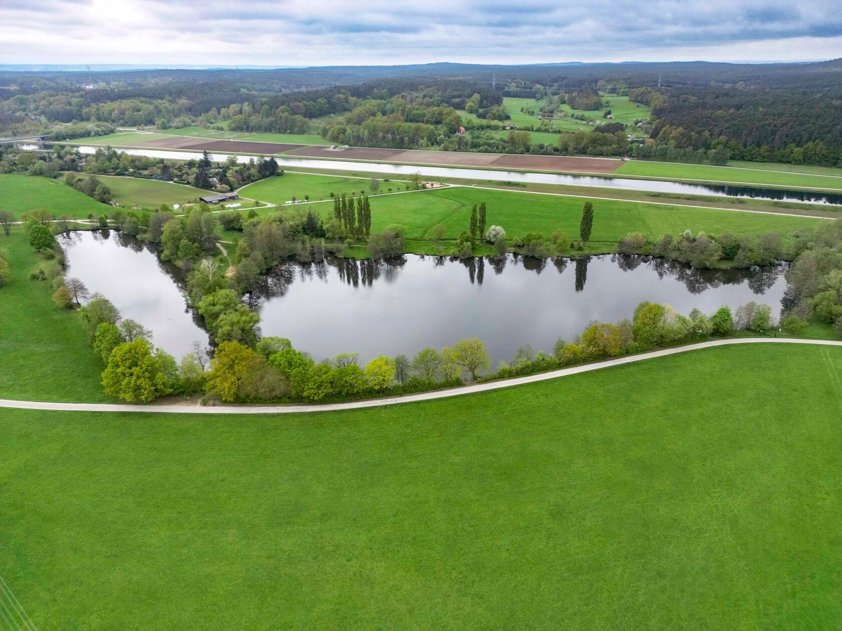 Für Erlangerinnen und Erlanger ist der <baggersee in baiersdorf< b> perfekt. Wichtig ist, dass nur im größeren der beiden Seen (Ausee) das Baden erlaubt ist. Warum der Baggersee Baiersdorf auf Ihrer diesjährigen To-do-Liste stehen sollte? Hier können Sie abschalten und ganz wie im Urlaub den Sand an den Füßen genießen. Zusätzlich gibt es hier auch einen FKK-Bereich. 
Mit dem Auto fährt man von Nürnberg Richtung Bamberg auf der A73 und nimmt die Ausfahrt Möhrendorf. Von dort aus sind es zehn Minuten in Richtung Baiersdorf zum Baggersee.</baggersee>