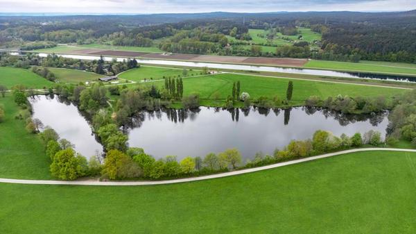 Für Erlangerinnen und Erlanger ist der <baggersee in baiersdorf< b> perfekt. Wichtig ist, dass nur im größeren der beiden Seen (Ausee) das Baden erlaubt ist. Warum der Baggersee Baiersdorf auf Ihrer diesjährigen To-do-Liste stehen sollte? Hier können Sie abschalten und ganz wie im Urlaub den Sand an den Füßen genießen. Zusätzlich gibt es hier auch einen FKK-Bereich.
Mit dem Auto fährt man von Nürnberg Richtung Bamberg auf der A73 und nimmt die Ausfahrt Möhrendorf. Von dort aus sind es zehn Minuten in Richtung Baiersdorf zum Baggersee.</baggersee>
