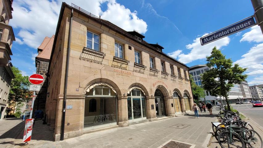 Im vorderen Teil des Marientorzwingers, dem Teil, der an der Lorenzer Straße liegt, sind die ehemaligen Räumlichkeiten des Café Deuerlein und des Marientorzwingers und der ehemaligen Bar noch leer. Im vorderen Teil des Marientorzwingers, dem Teil, der an der Lorenzer Straße liegt, sind die ehemaligen Räumlichkeiten des Café Deuerlein und des Marientorzwingers und der ehemaligen Bar noch leer.