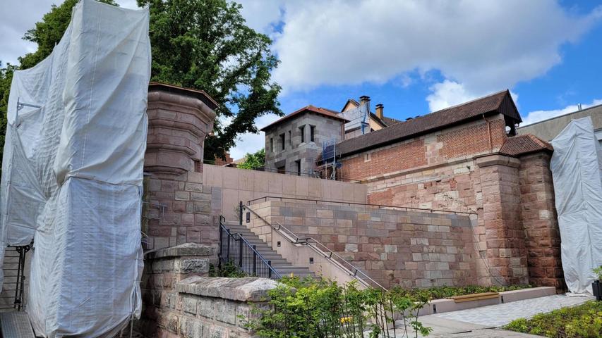 Einige Teile der Sandsteinmauer bleiben bis auf Weiteres eingerüstet, hier erledigen laut Hochbauamt noch Entsalzungskompressen ihren Dienst. Einige Teile der Sandsteinmauer bleiben bis auf Weiteres eingerüstet, hier erledigen laut Hochbauamt noch Entsalzungskompressen ihren Dienst.