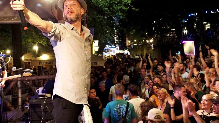 Kult auch am ersten Montag auf dem Annafest 2025 im Forchheimer Kellerwald: die Band Chicolores. Kult auch am ersten Montag auf dem Annafest 2025 im Forchheimer Kellerwald: die Band Chicolores.