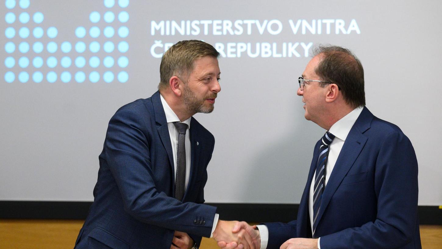 Tschechiens Innenminister Vit Rakusan empfängt Bundesinnenminister Alexander Dobrindt bei einer Pressekonferenz nach ihrem Treffen. Tschechiens Innenminister Vit Rakusan empfängt Bundesinnenminister Alexander Dobrindt bei einer Pressekonferenz nach ihrem Treffen.