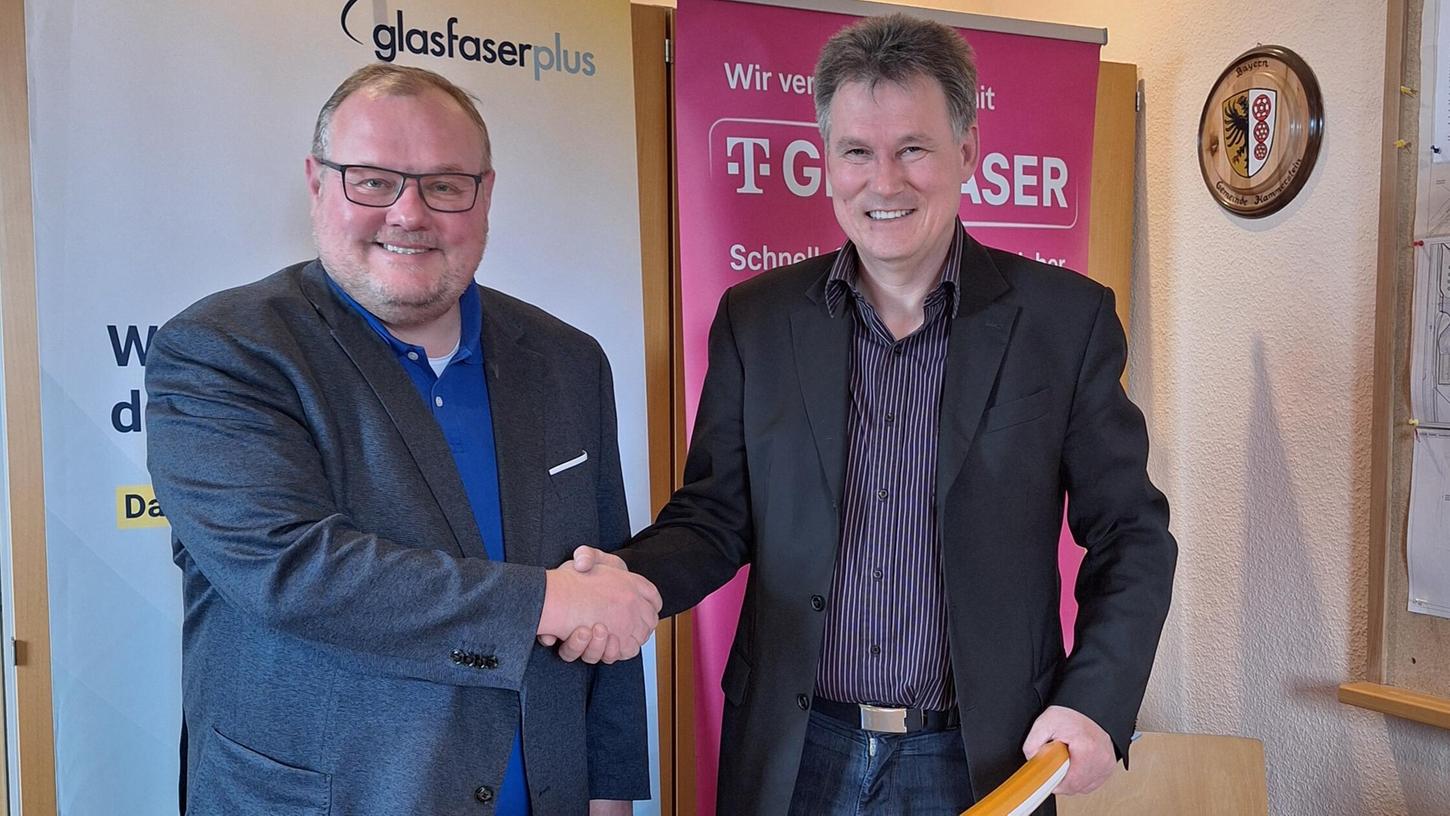 Nach der Unterzeichnung der Verträge für den Glasfaser-Ausbau für 740 neue Anschlüsse in der Gemeinde Kammerstein (v.l.): Bürgermeister Wolfram Göll und Markus Sand, Kommunalberater Glasfaser bei der Telekom. Nach der Unterzeichnung der Verträge für den Glasfaser-Ausbau für 740 neue Anschlüsse in der Gemeinde Kammerstein (v.l.): Bürgermeister Wolfram Göll und Markus Sand, Kommunalberater Glasfaser bei der Telekom.