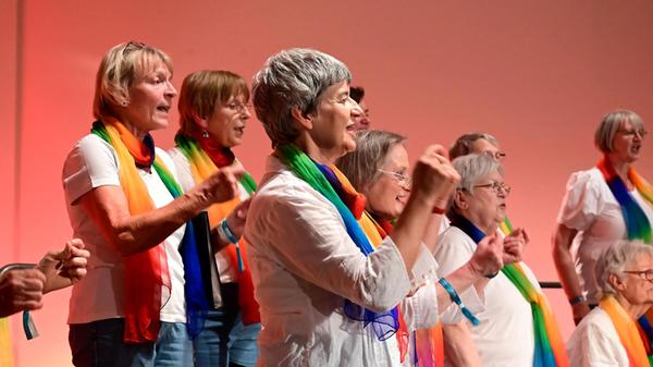 Unter dem Motto „Stimmen der Vielfalt“ bringen insgesamt rund 400 Chöre und Vokalensembles jeglicher Genres und Leistungsstufen in über 600 Konzerten die großen und kleinen Bühnen in Nürnberg zum Klingen.