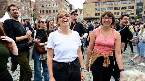 Der Singalong nach dem Männleinlaufen auf dem Hauptmarkt.