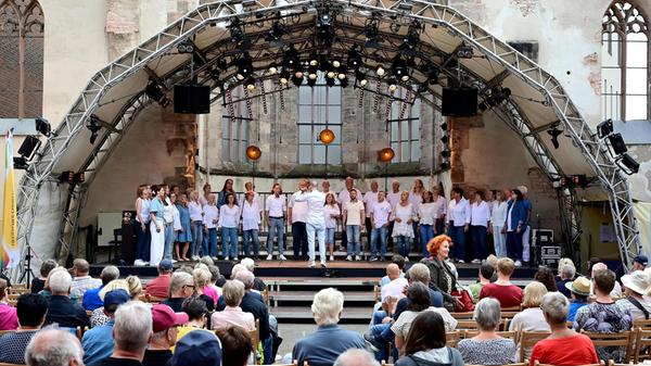 Am zweiten Tag spielten auf der Bühne an der Katharinenruine die Bluenotes Groß-Bieberau.