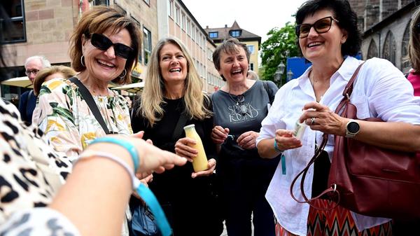 Nach ihrem Aufritt gönnen sich die Sängerinnen vom Belcanto-Chor aus Frontenhausen einen selbstgemachten Eierlikör.