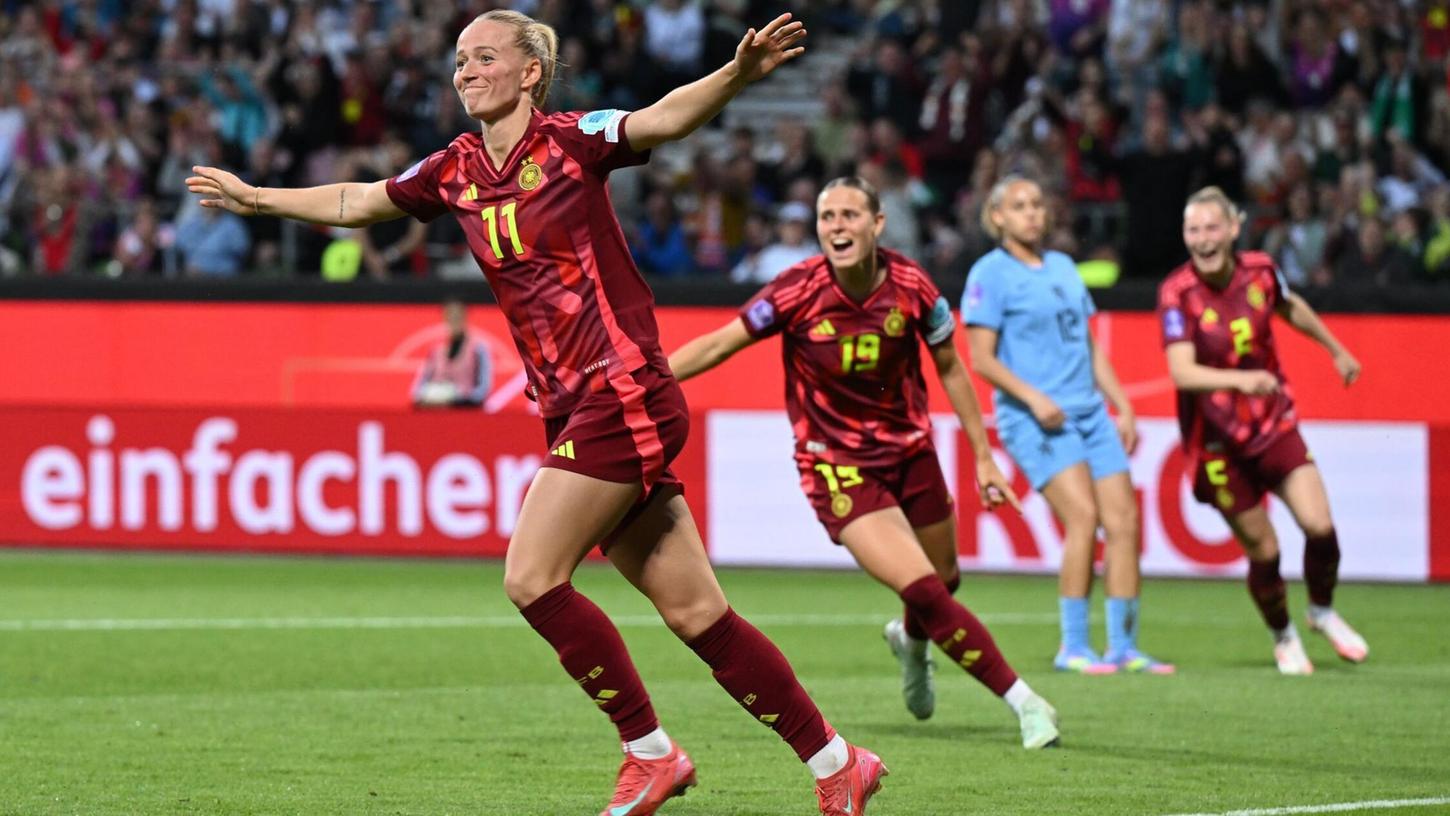 DFB-Torjägerin Lea Schüller lässt sich feiern DFB-Torjägerin Lea Schüller lässt sich feiern