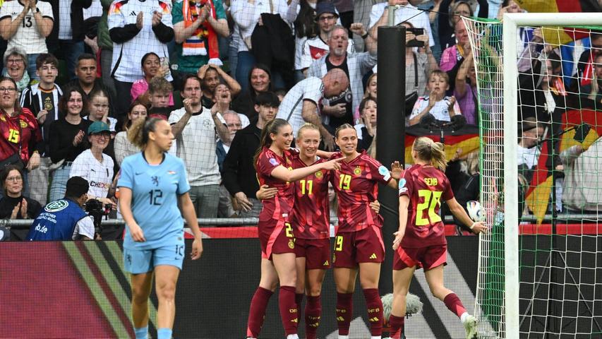 Großer Jubel bei den DFB-Frauen um Torschützin Lea Schüller (M.) Großer Jubel bei den DFB-Frauen um Torschützin Lea Schüller (M.)